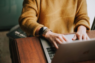 Frau sitzt am Laptop