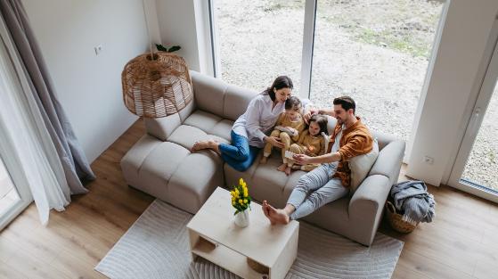 familie auf sofa wohnkompass wohnen